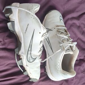 Nike Beige and Gray Baseball Cleats